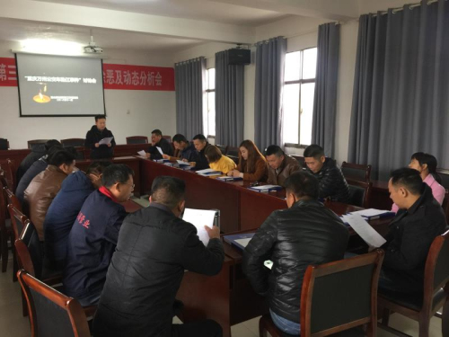 11月7日，國學(xué)老師譚品騰就重慶公交車墜江事件與社區(qū)服刑人員展開熱烈討論.jpg