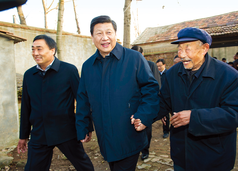 　2013年11月24日至28日，中共中央總書記、國家主席、中央軍委主席習近平在山東考察。 這是25日下午，習近平在地處沂蒙老區的臨沭縣曹莊鎮朱村親切地拉著83歲的“老支前”王克昌的手去他家看望。 新華社記者 謝環馳/攝